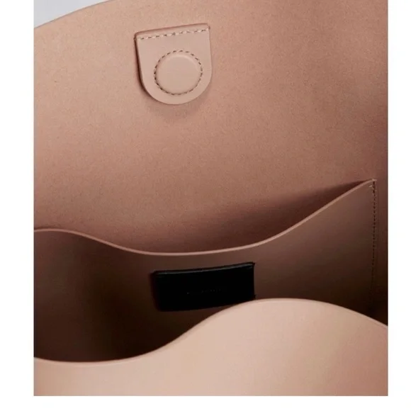 ALLSAINTS CAPTAIN LEATHER NORTH TOTE

SOUTH USED A FEW TIMES JUST LIKE BRAND NEW - Picture 4 of 11